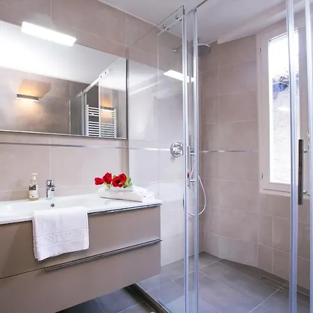 Sleeps 10 Lägenhet Carate Urio