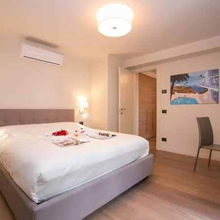 Sleeps 10 *