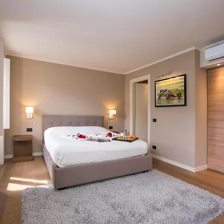 Sleeps 10 * Carate Urio