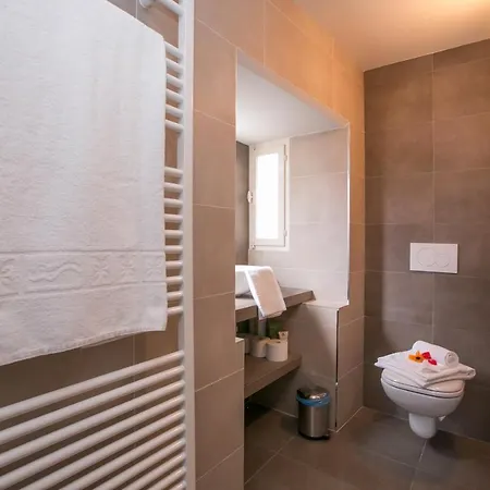 Sleeps 10