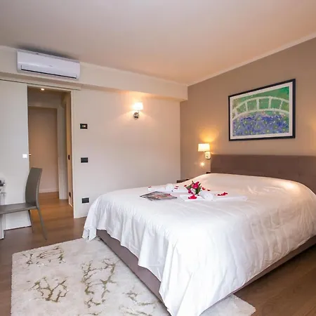 Sleeps 10 * Carate Urio