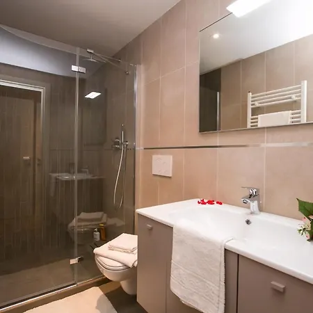 Sleeps 10 *